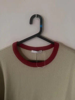 Jersey de manga larga beige con cuello rojo