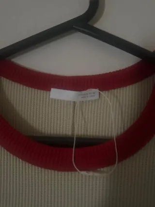 Jersey de manga larga beige con cuello rojo