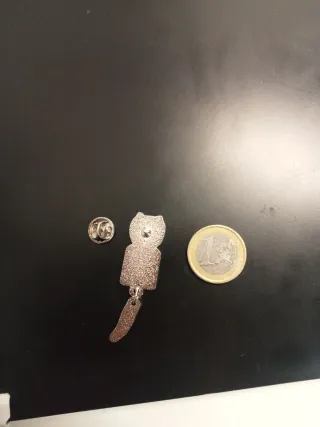 Pin Gato con Reloj y Cola
