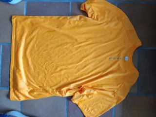 Camiseta deportiva amarilla