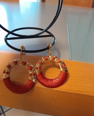 Orecchini cerchio rossi clip dorati