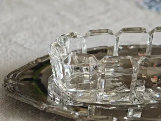 Saliera vintage in cristallo e acciaio.