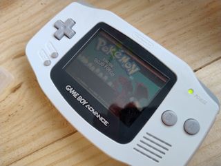 Game Boy Advance + 5 Giochi Pokémon