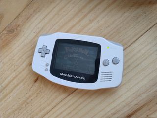 Game Boy Advance + 5 Giochi Pokémon