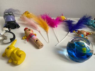 Figuras y plumas Mona de Pascua