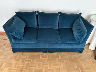 Sofá azul de terciopelo
