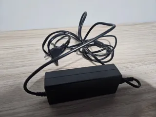 Adaptador Negro con Múltiples Cabezales