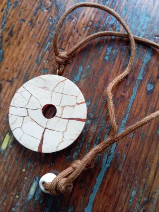 Collana con ciondolo rotondo