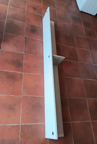 Estantería blanca y madera con balda