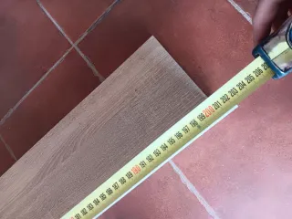 Estantería blanca y madera con balda