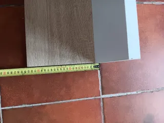 Estantería blanca y madera con balda