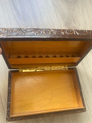 Scatola marrone in rilievo per sigari