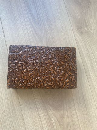 Scatola marrone in rilievo per sigari