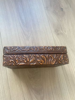 Scatola marrone in rilievo per sigari