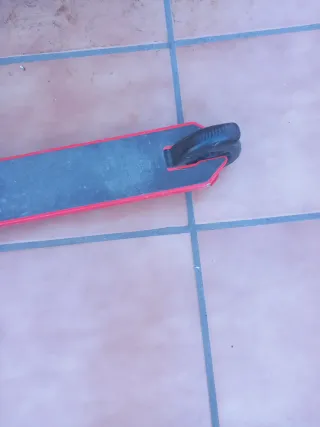 Patinete infantil rojo y negro