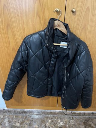 Chaqueta acolchada negra efecto piel.