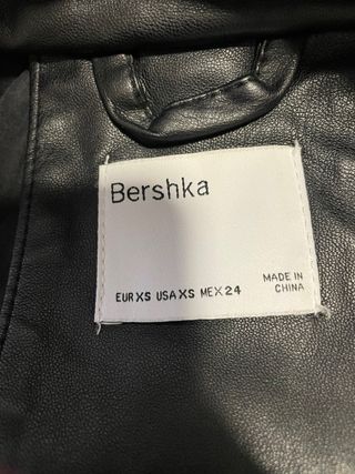 Chaqueta acolchada negra efecto piel.