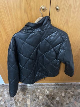 Chaqueta acolchada negra efecto piel.