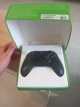 Controller Xbox One con scatola. Nuovo