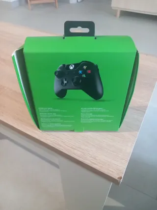 Controller Xbox One con scatola. Nuovo