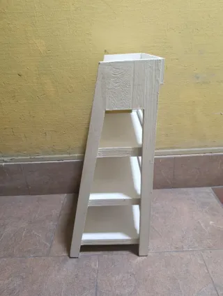 Estantería blanca de madera