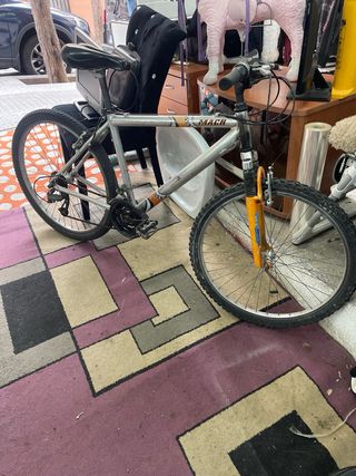 Bicicleta Mach plateada