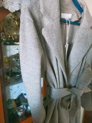 Abrigo corto Zara gris con cinturón