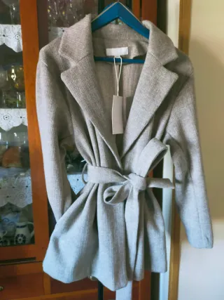 Abrigo corto Zara gris con cinturón