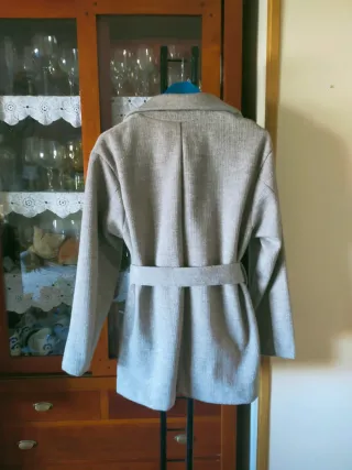 Abrigo corto Zara gris con cinturón