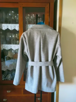 Abrigo corto Zara gris con cinturón