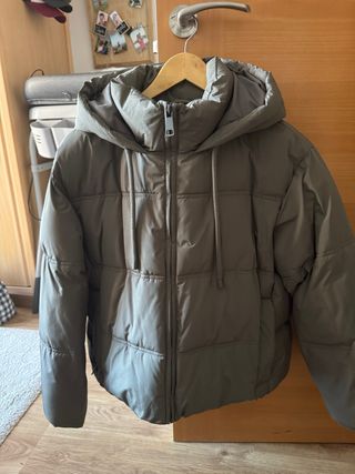 Plumífero Zara verde oliva con capucha