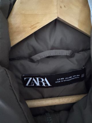 Plumífero Zara verde oliva con capucha