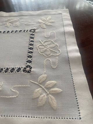 Pano de mesa bordado floral
