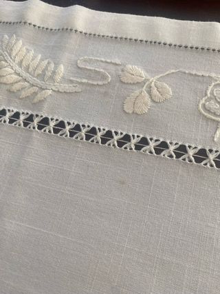 Pano de mesa bordado floral
