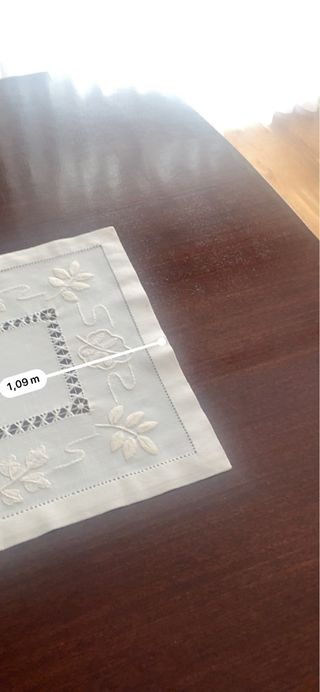 Pano de mesa bordado floral