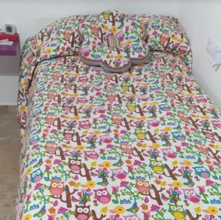 Colcha infantil con búhos y flores