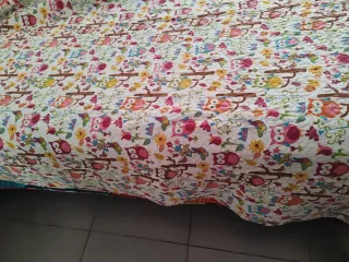 Colcha infantil con búhos y flores