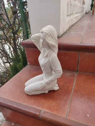 Figura de mujer de mármol
