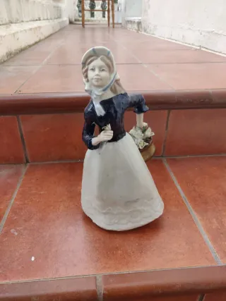 Figura de porcelana mujer con cesta