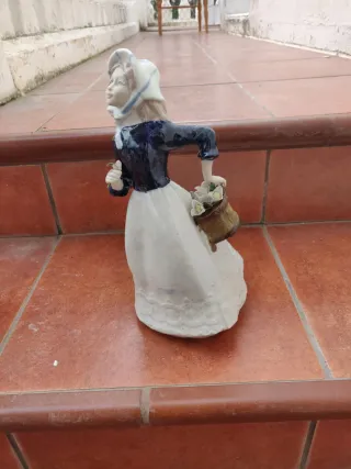 Figura de porcelana mujer con cesta