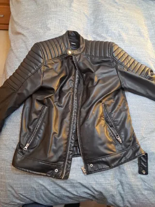 Cazadora negra efecto piel