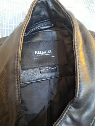 Cazadora negra efecto piel