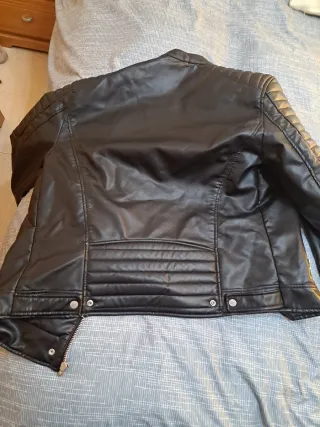 Cazadora negra efecto piel