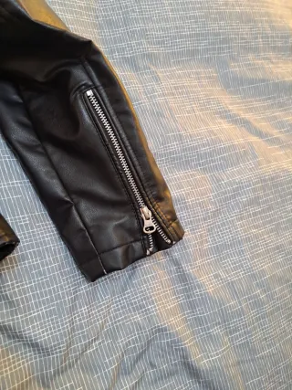 Cazadora negra efecto piel