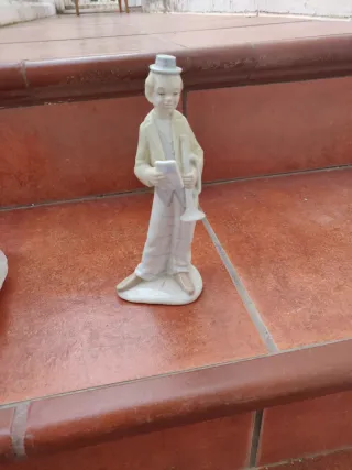 Figura de porcelana de payaso músico