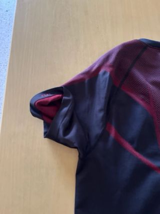 Gymshark Onyx 5.0 Camiseta Negra y Roja talla L