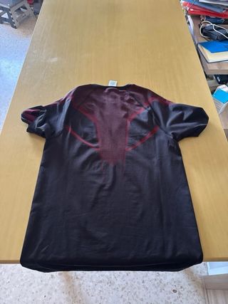 Gymshark Onyx 5.0 Camiseta Negra y Roja talla L