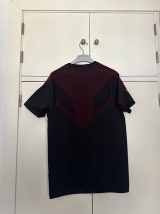 Gymshark Onyx 5.0 Camiseta Negra y Roja talla L