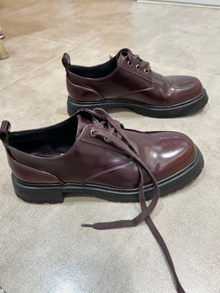 Zapatos de cordones burdeos