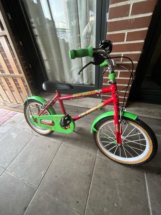 Bicicleta infantil roja y verde